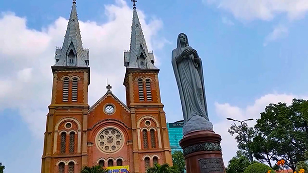 La cathédrale Notre-Dame de Saigon La cathédrale Notre-Dame de Saigon