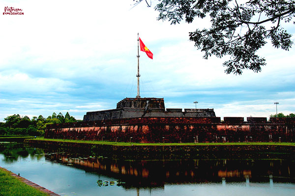 Tour de drapeau cité impériale de Hue