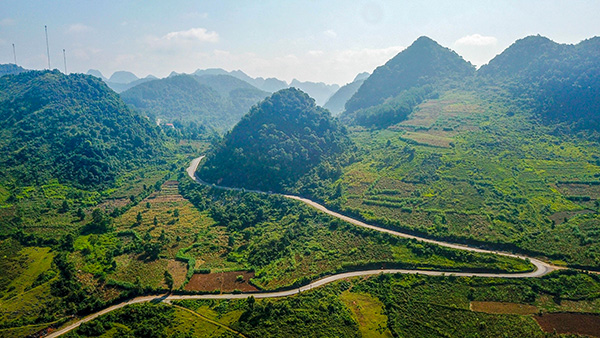 Voyage à Moto au Vietnam : Découvrez le Site Historique de Pac Bó